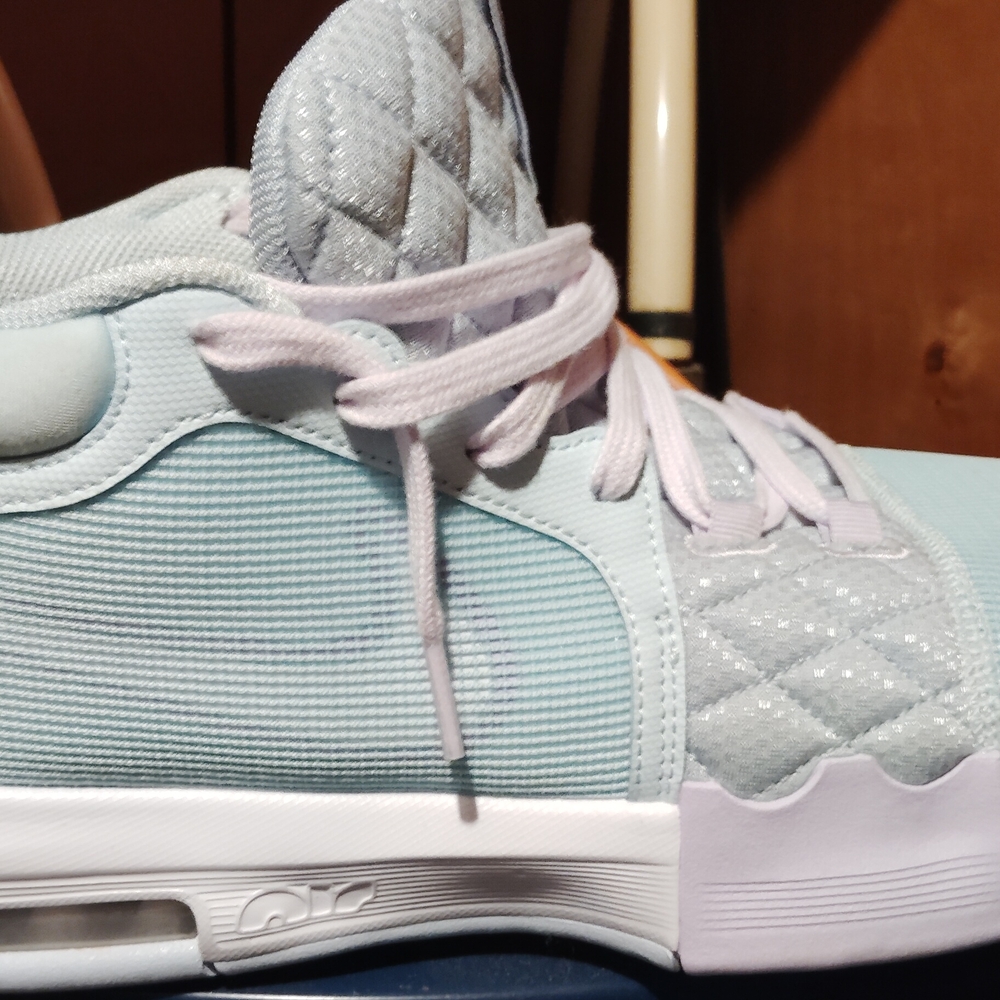 Stylish Men's Sneakers in Light Gray and White